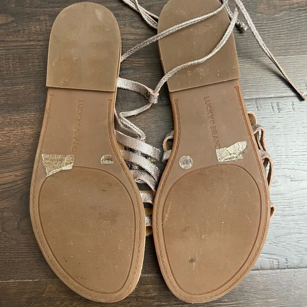 Lucky Brand Metallic Silver Gladiator Sandals Women’s size 9.5 - Picture 2 of 3